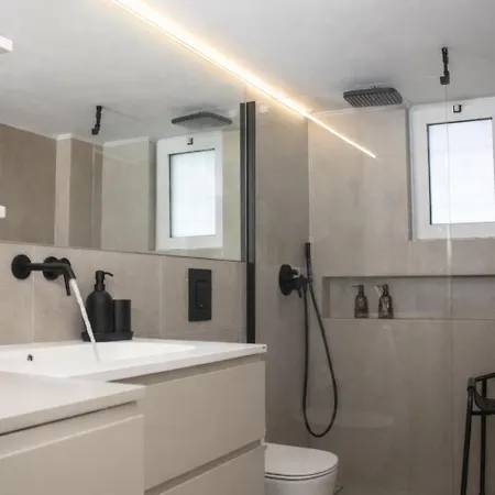 Zoi - Fully Renovated Luxury *